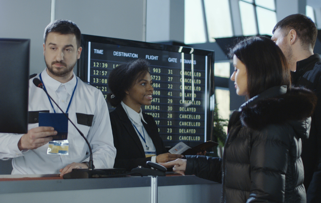 Para o check-in realizado diretamente no balcão do aeroporto, o viajante deve levar em conta o tempo de espera na fila para o atendimento.