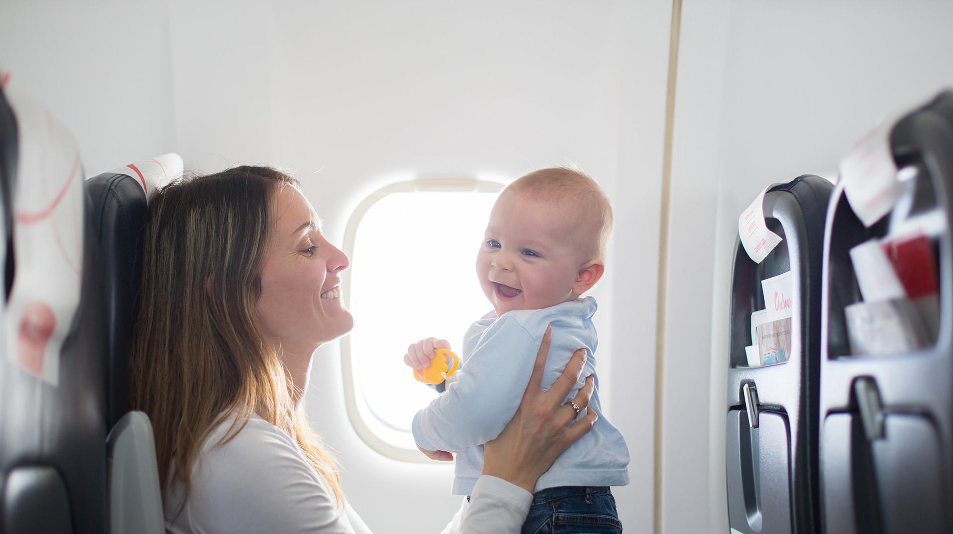 Dicas para viajar de avião com bebês de colo