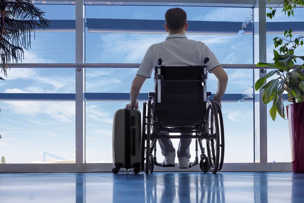 PCD pode viajar sozinha | Homem na cadeira de rodas no aeroporto | Conexão123
