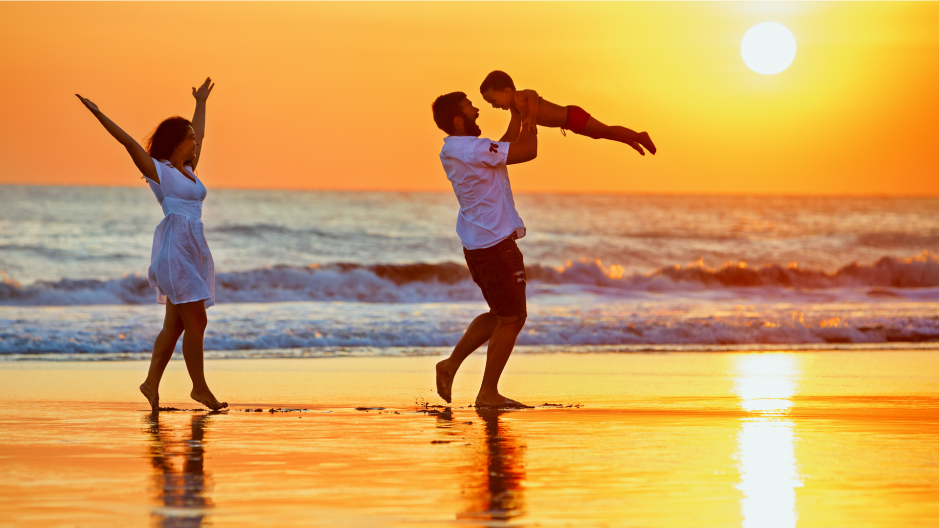 Como planejar uma viagem em família | Família em um pôr do sol na praia | Conexão123