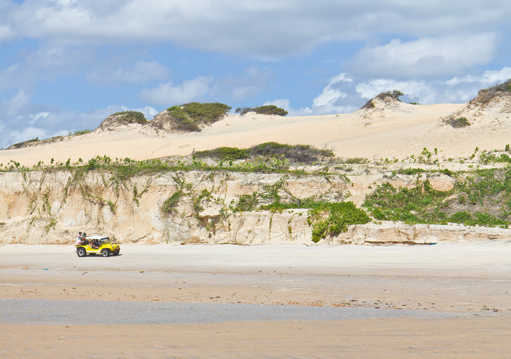 Canoa Quebrada é conhecida pelas belas dunas de areia e os passeios de buggy em um cenário paradisíaco. 