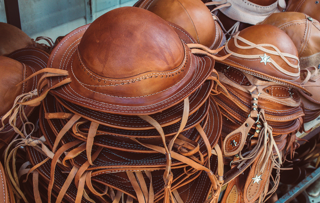Os chapéus meia lua, ou "chapéus de Virgulino", estão presentes em Fortaleza e são uma tradição da cultura cearense.