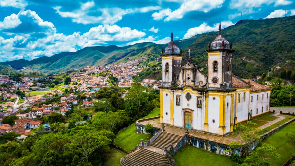 Explore as cidades da Estrada Real em Minas Gerais e se encante | Cidade de Ouro Preto envolta pelos arvoredos e áreas verdes | Conexão123