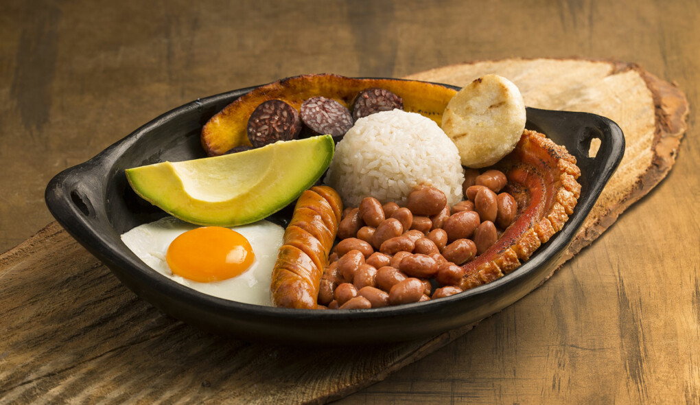 Conheça a bandeja paisa, prato símbolo de Medellín