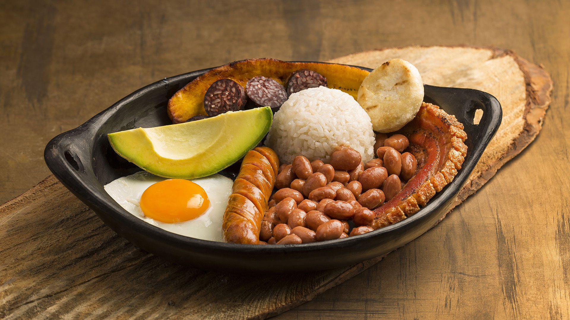 Conheça a bandeja paisa, prato símbolo de Medellín