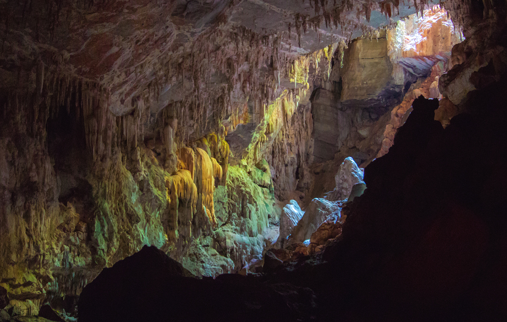 Apenas algumas partes da caverna Terra Ronca têm iluminação natural.