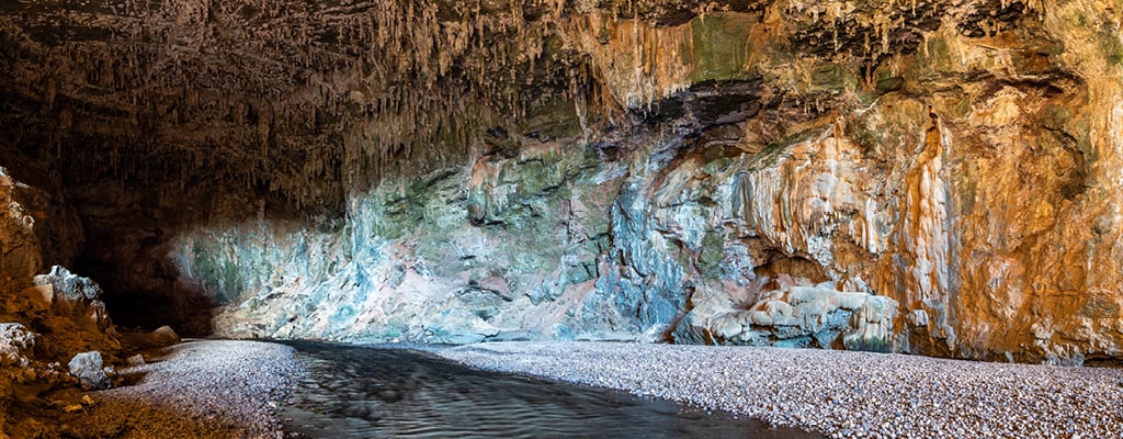 O termo "Terra Ronca" faz referência ao barulho dos rios dentro das cavernas