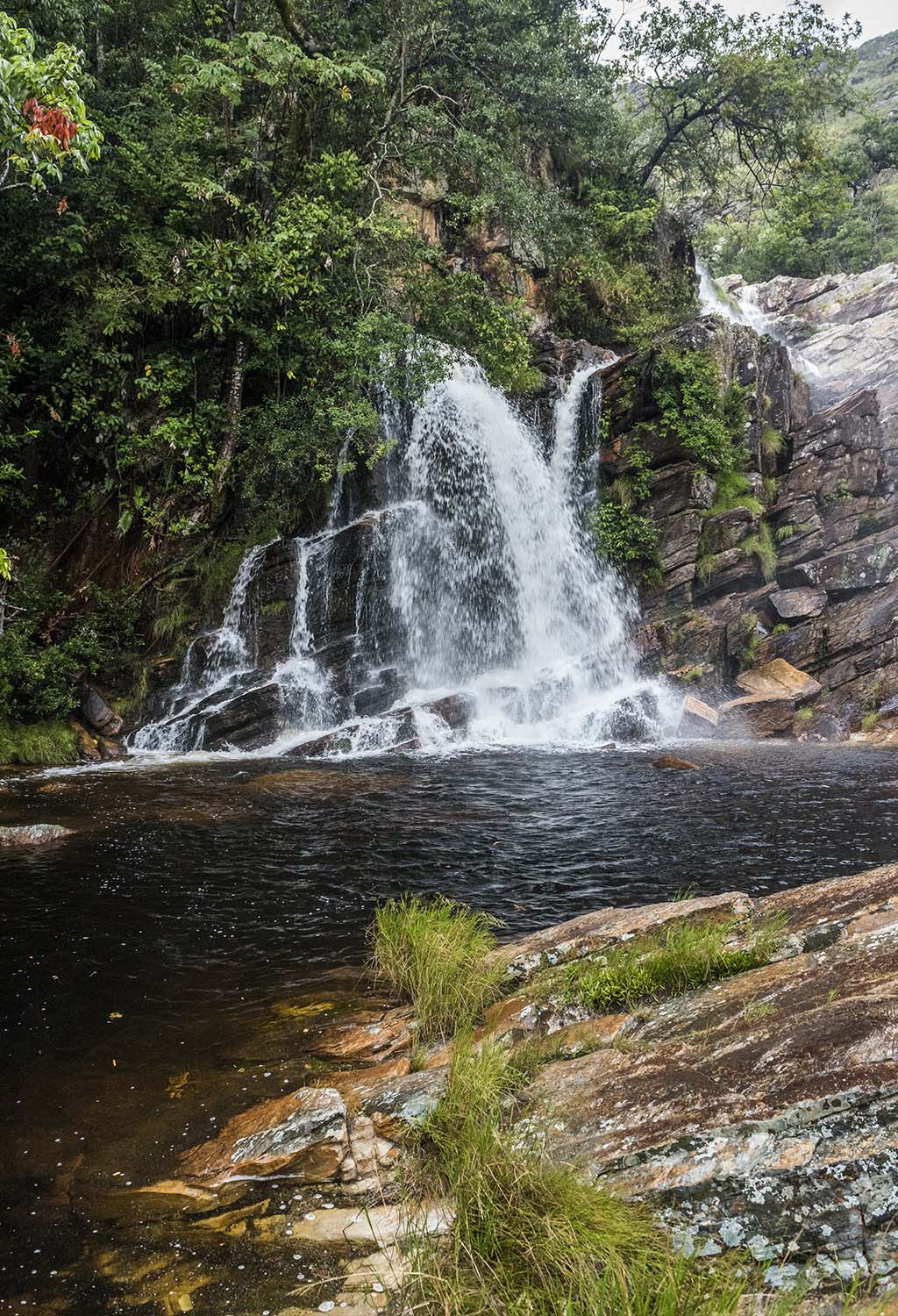 As duchas naturais da Cachoeira das Andorinhas são indispensáveis no roteiro pela Serra do Cipó.