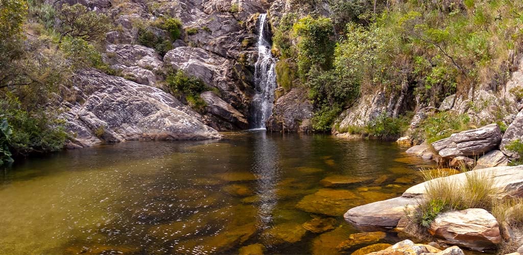 Além da queda d'água, a paisagem na trilha para a Cachoeira do Gavião é muito elogiada.