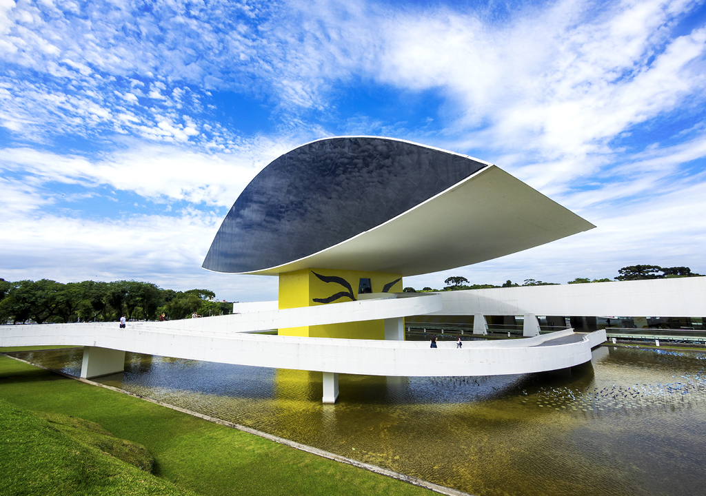 O Museu Oscar Niemeyer reúne sete mil obras de artes visuais, design e arquitetura.