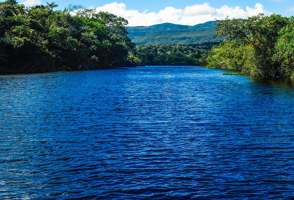 O Rio Cipó é uma atração com opções para passeio de caiaque na Serra do Cipó.