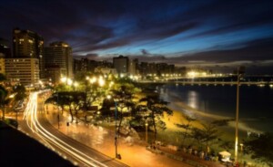 Turismo em Fortaleza: Guia de Viagem para Fortaleza | Fluxo do Trânsito a noite na Avenida Beira Mar | Conexão123