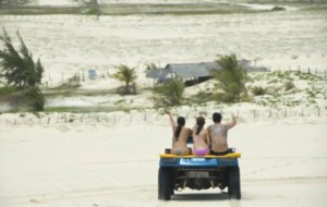 Turismo em Fortaleza | Turistas passeando de buggy em praia de Fortaleza - CE | Conexão 123