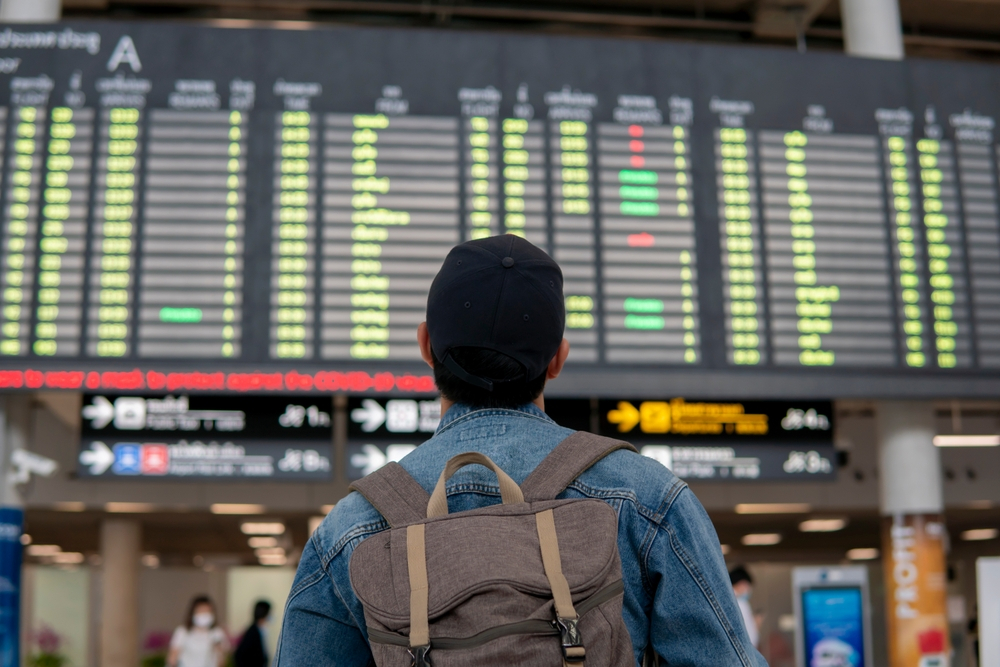 Viagem de avião: como consultar status de voo, fazer check-in e marcar assento? | Passageiro no aeroporto | Conexão123