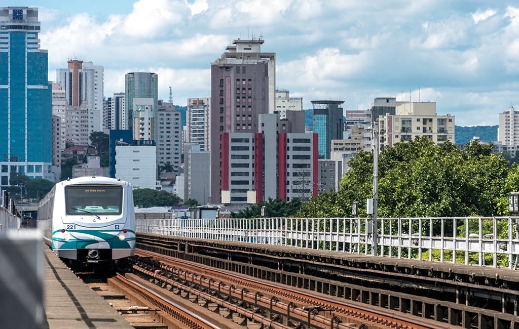 A melhor maneira de se locomover em São Paulo é via trem e metrô.