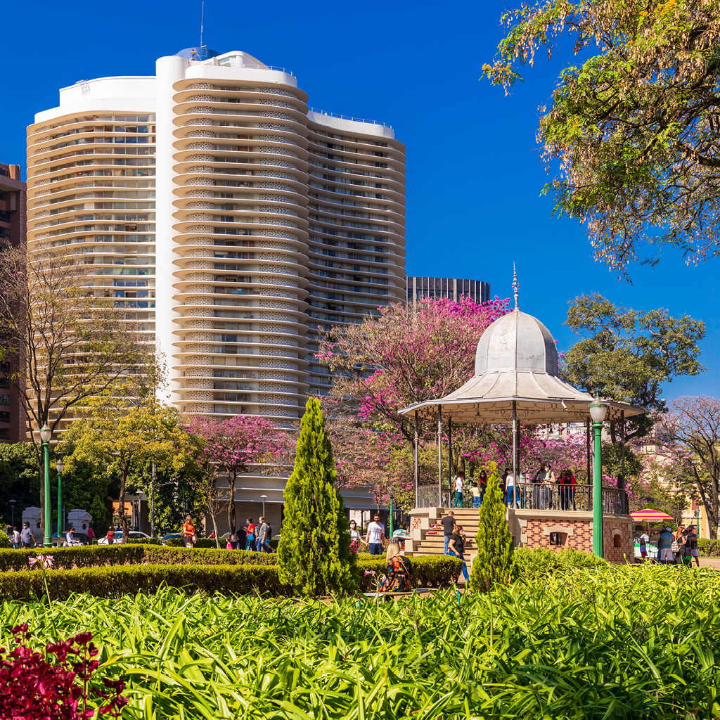 A Praça da Liberdade se mistura com a história de Belo Horizonte, e foi construída no ponto mais alto da capital mineira quando a cidade era concentrada dentro da Avenida do Contorno
