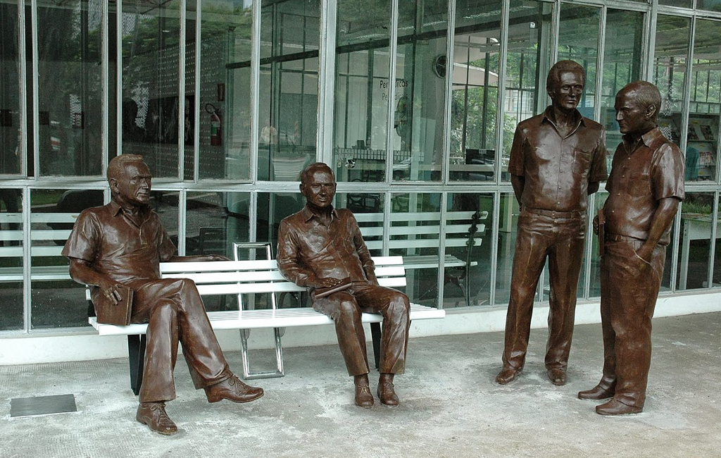 As estátuas são conhecidas como "Os quatro cavalheiros do apocalipse"” Créditos: Wikiwand