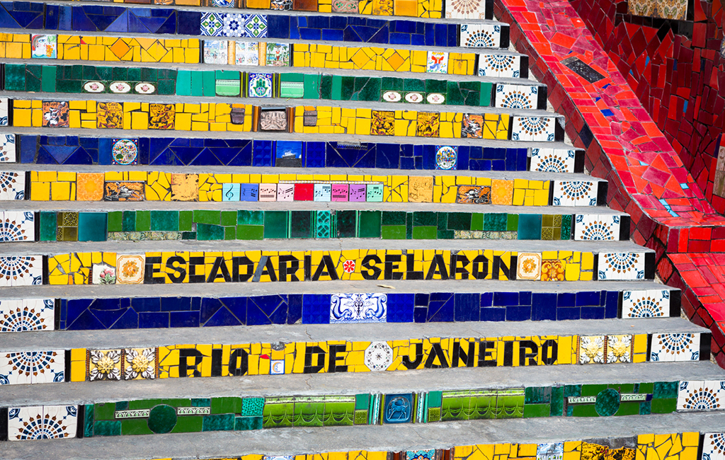 A Escadaria Selarón é coberta por azulejos recolhidos de mais de 60 países