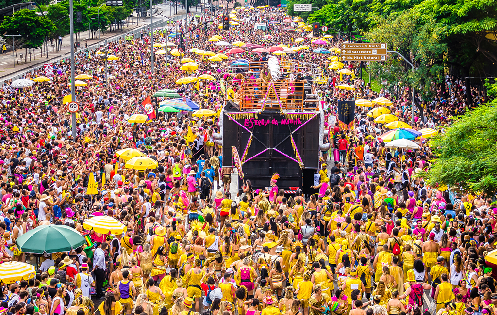 Milhões de foliões visitam Belo Horizonte durante o carnaval de rua da cidade.
