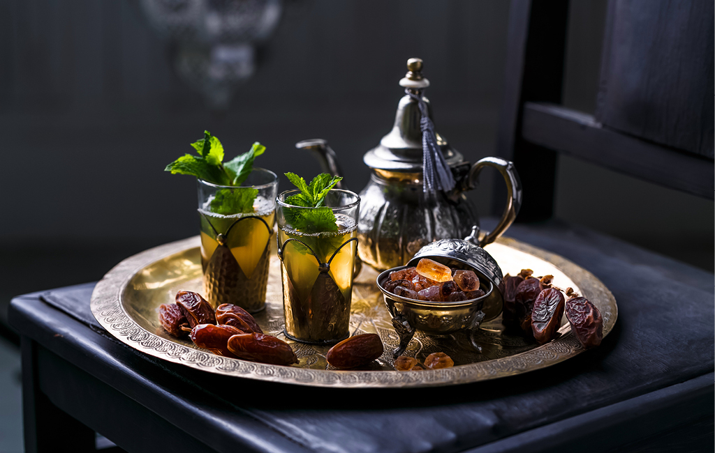 Os chás marroquinos são servidos em bules de prata, distribuídos em pequenos copos de vidro e acompanhados por saborosas tâmaras