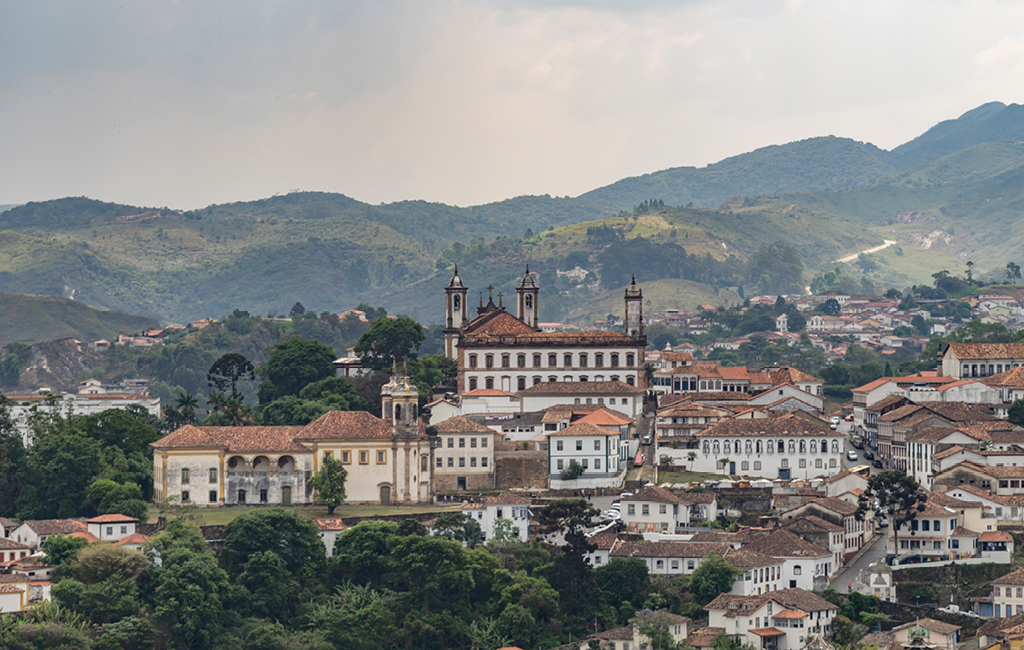 Programe pelo menos um dia para visitar as principais atrações de Ouro Preto, como Praça Tiradentes, Museu da Inconfidência Mineira, Igreja de São Francisco de Assis e Feira da Pedra Sabão.