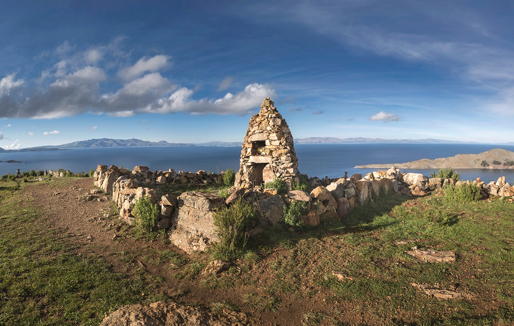 O Lago Titicaca possui uma área de 8.300km² e está a quase 4 mil metros de altura do nível do mar