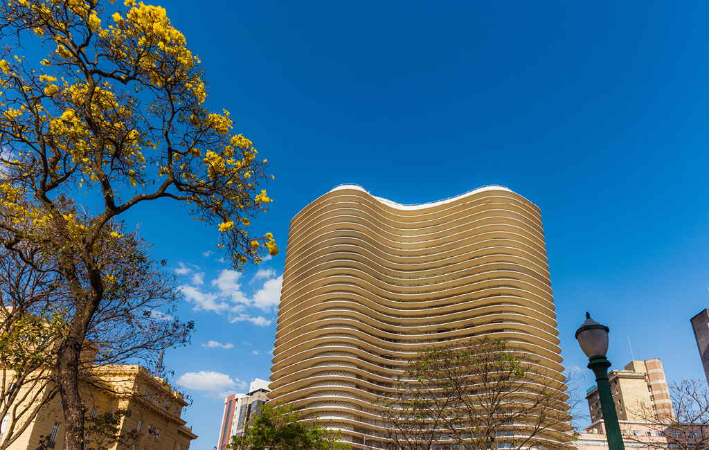 O visual estilo colmeia do prédio desenhado por Oscar Niemeyer se tornou um cartão-postal de Beagá