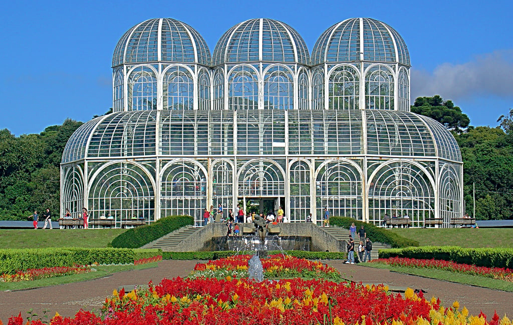 A famosa estufa tropical de 3 cúpulas do Jardim Botânico de Curitiba é cartão postal da cidade 