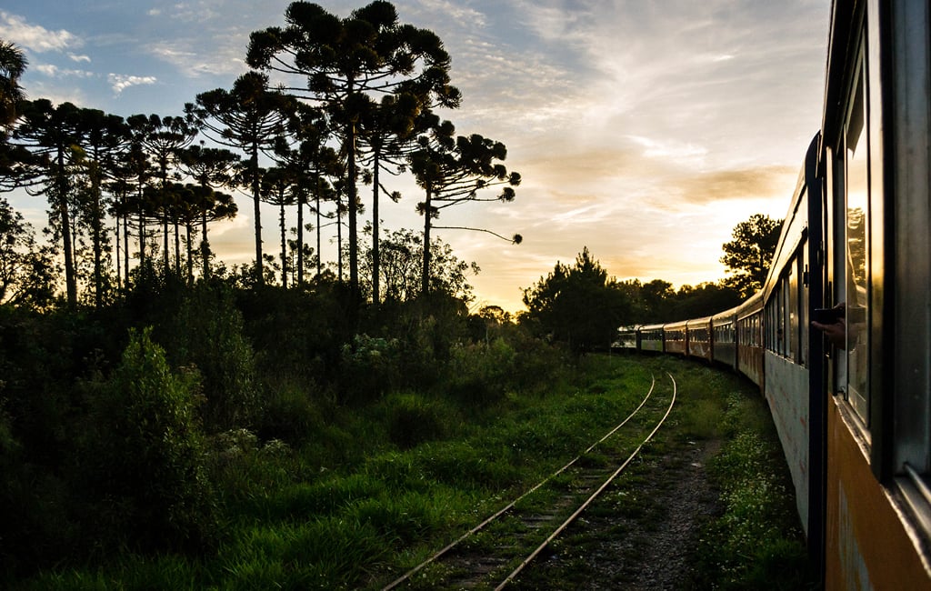 O passeio de trem de Curitiba até Morretes só perde para as Cataratas do Iguaçu entre os programas turísticos mais procurados do Paraná