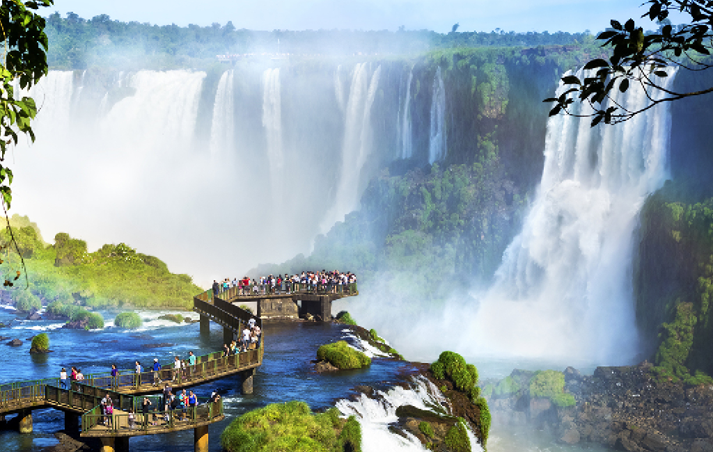 As volumosas Cataratas do Iguaçu são o principal motivo que atrai turistas até Foz do Iguaçu, no estado do Paraná