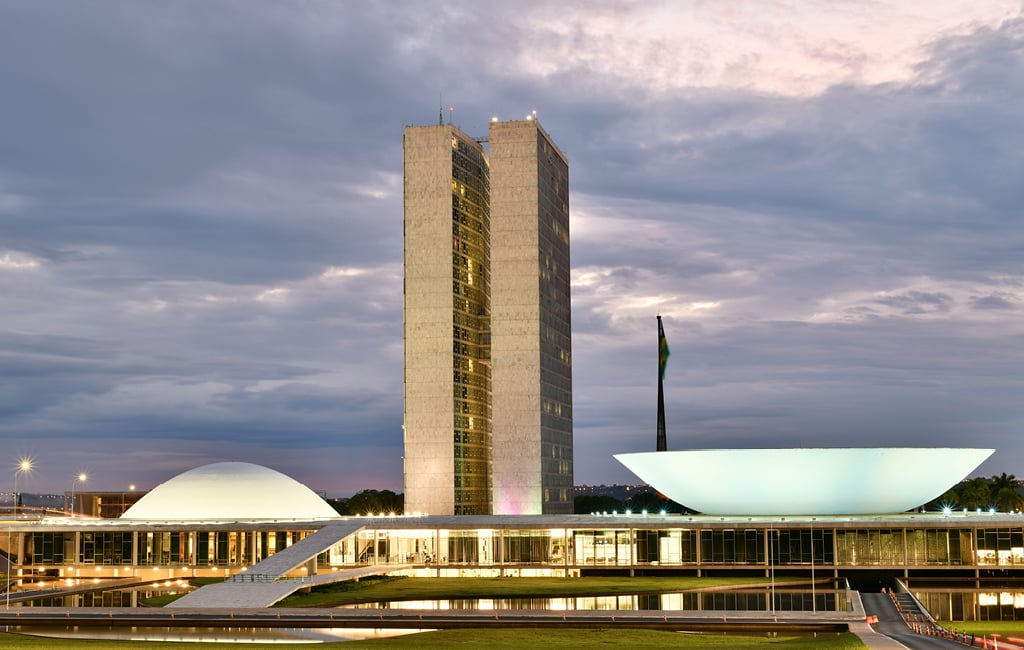 O Congresso Nacional e a Praça dos Três Poderes são símbolos tanto da cidade de Brasília quanto do país