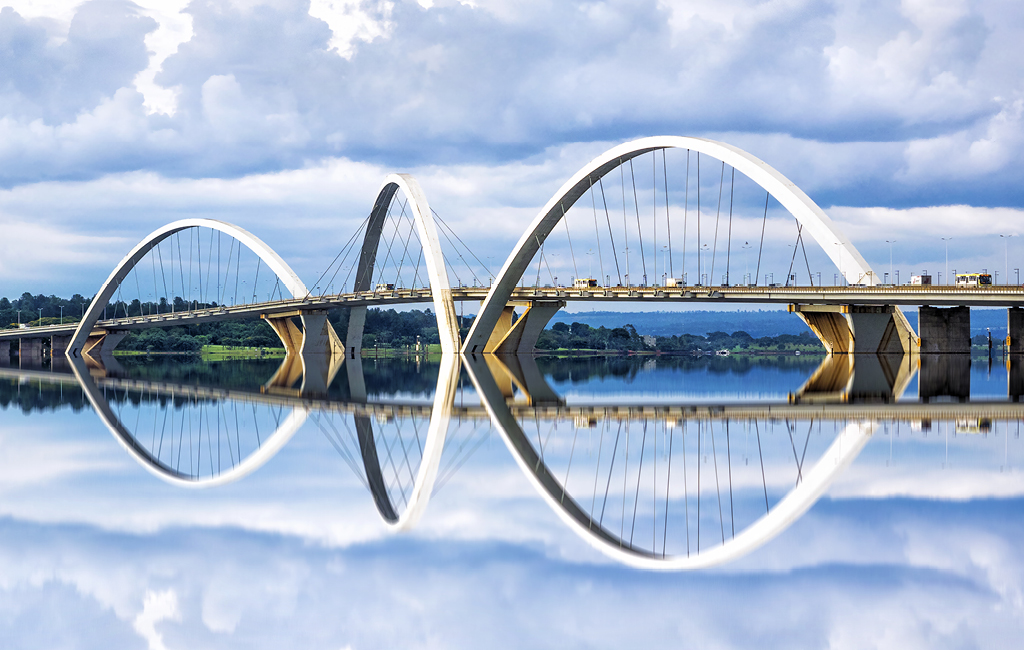 A Ponte JK tem 1,2 quilômetro de extensão e arcos com 62 metros de altura na paisagem de Brasília