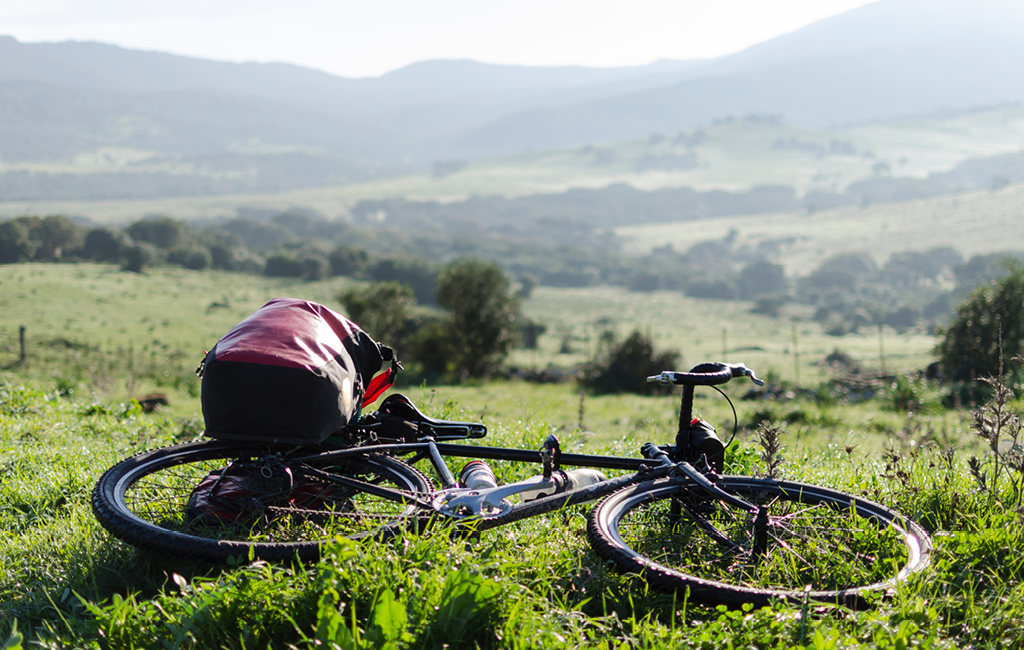 É recomendável contratar um guia para acompanhar os passeios de bike nas trilhas mais distantes dentro da serra.