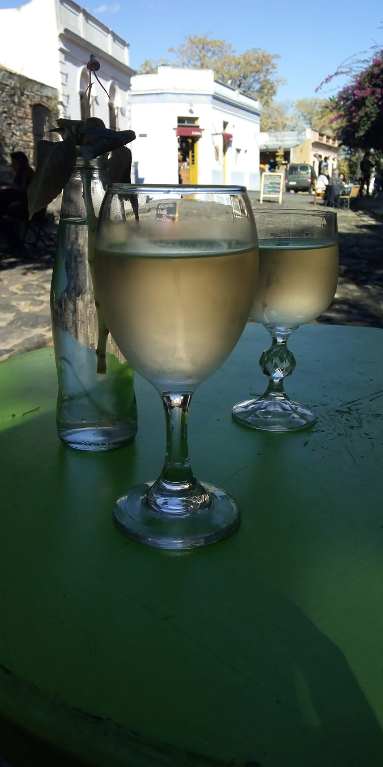 Na espera pelo almoço, tomamos uma taça de vinho uruguaio