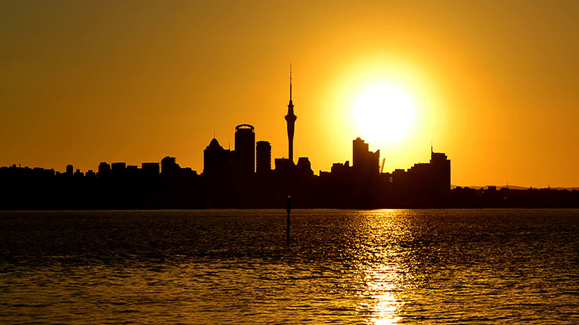 Uma vista privilegiada do pôr do sol de Auckland