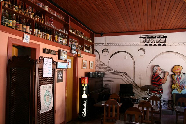 Cerveja gelada, petiscos e caldos atraem turistas para a biritaria Conto de Réis Steak House.