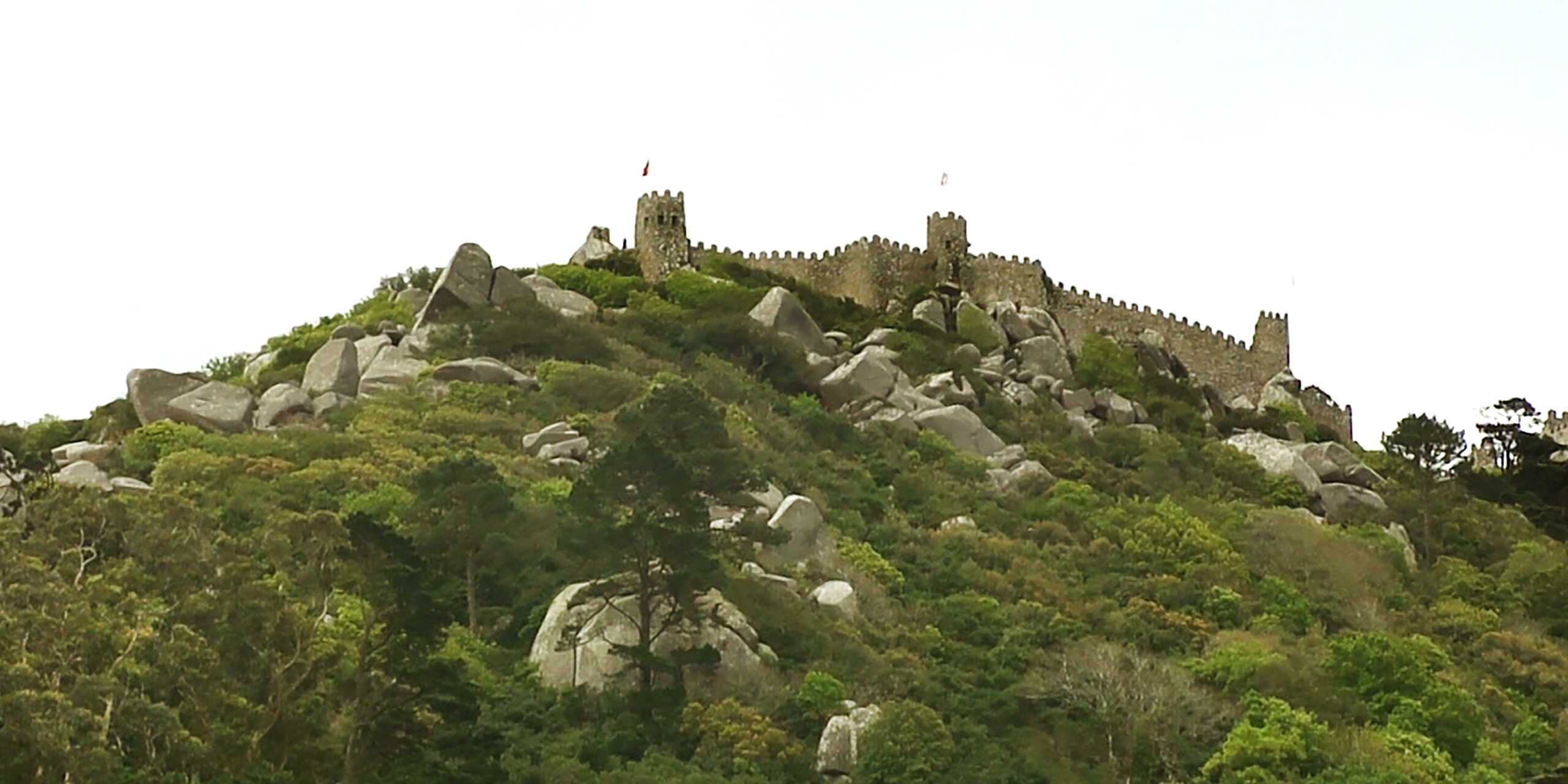 O Castelo dos Mouros fica na parte mais alta da colina de Sintra
