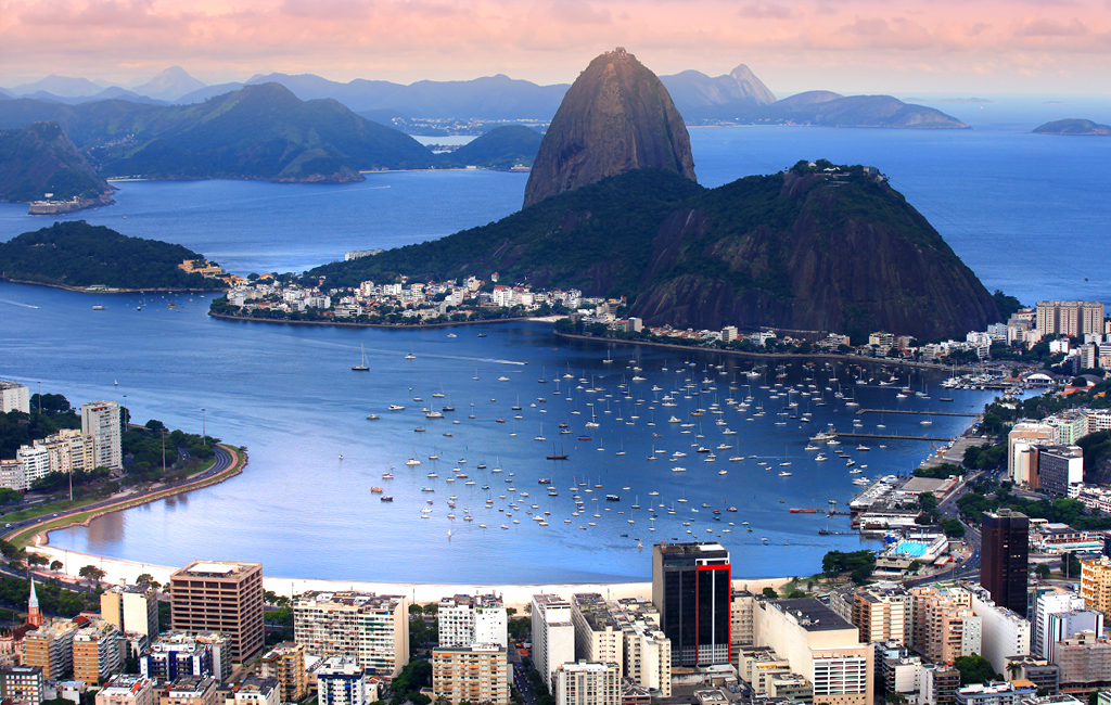As paisagens e a Bossa-Nova tornaram o Rio de Janeiro conhecido em todo o mundo como a “Cidade Maravilhosa”. O lugar é cenário para muitas novelas, séries e filmes nacionais e internacionais.