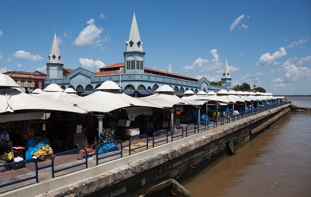 O Mercado Ver-o-Peso fica na margem do Rio Guajará, em Belém.