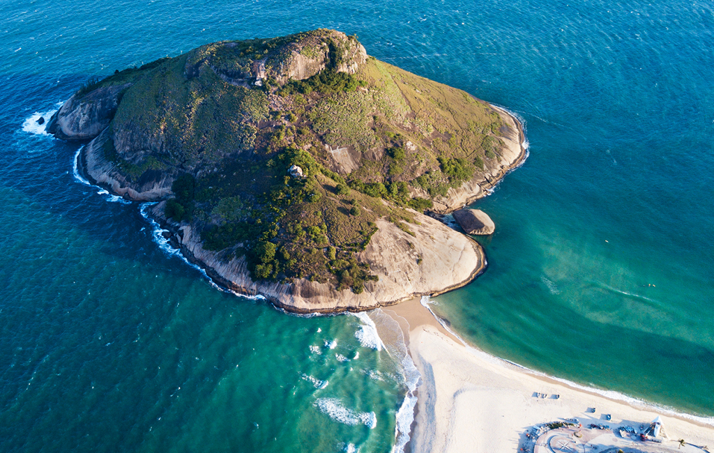 O melhor acesso para a Pedra do Pontal é pela Praia do Recreio.