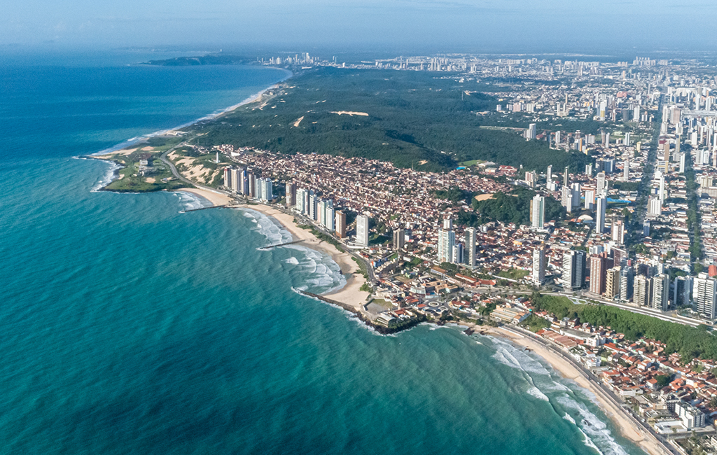 Natal é um destino no Nordeste brasileiro que reúne belezas naturais na costa marítima e excelente infraestrutura urbana.