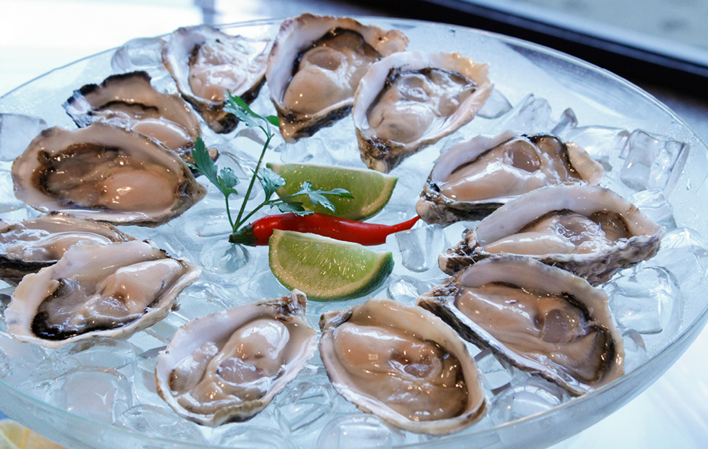Sendo a cidade com a maior produção de ostras do Brasil, Florianópolis garante um roteiro gastronômico recheado de opções com frutos do mar.