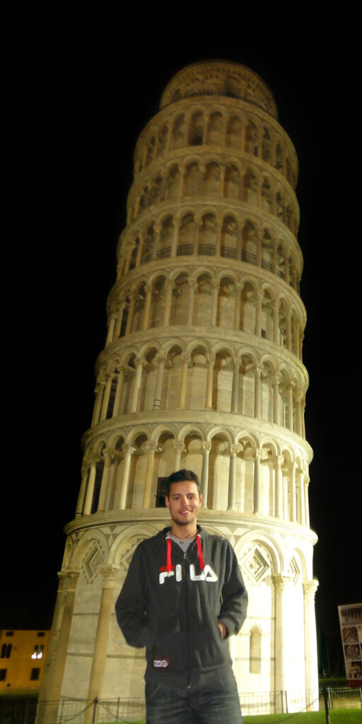 Durante a noite, a Torre de Pisa fica iluminada