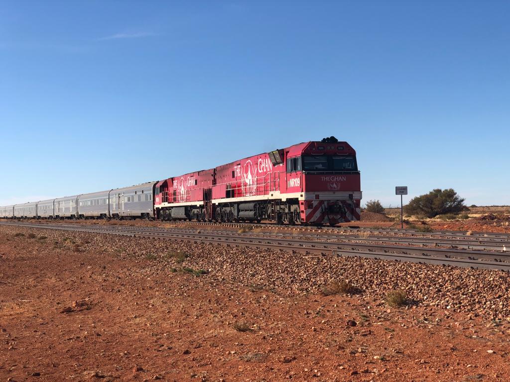 Cruzando o deserto de Outback em um trem de luxo