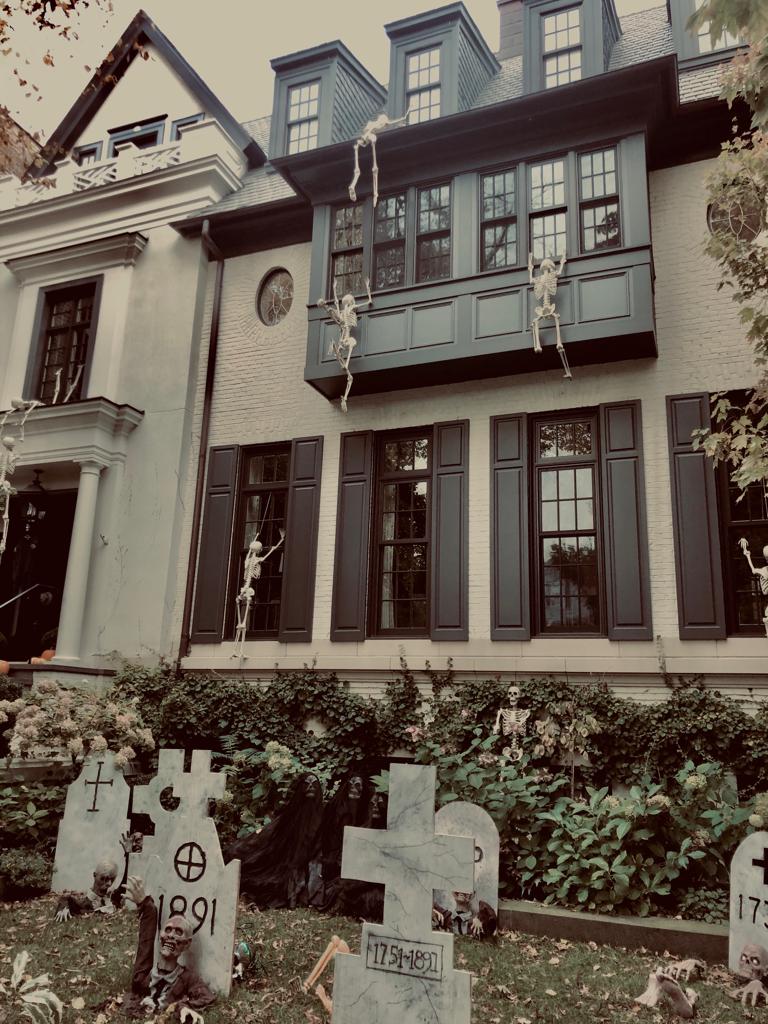 Moradores investem pesado na decoração de Halloween