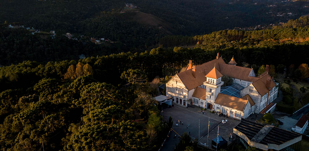 No alto da montanha fica o Palácio Boa Vista, residência de inverno do governador de São Paulo