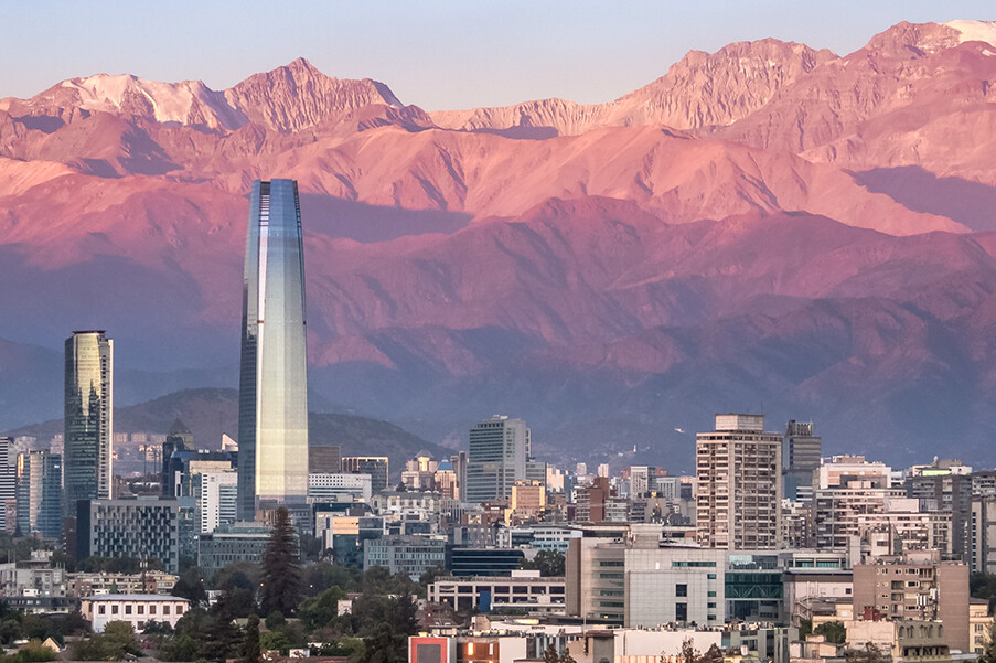 Bleisure travel: a arte de unir trabalho e lazer em suas viagens | Imagem do por do sol na cidade de Santiago com a Cordilheira dos Andes ao fundo | Conexão123