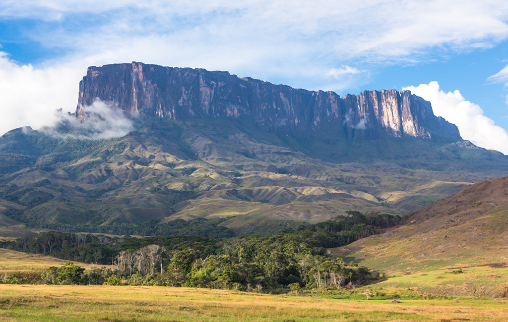 O cume do Monte Roraima tem 90 quilômetros quadrados, o mais extenso do mundo