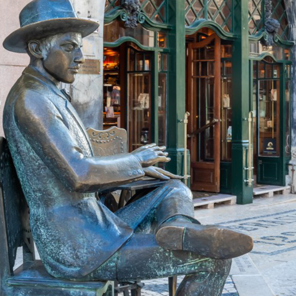 A estátua do Fernando Pessoa está na porta d'A Brasileira