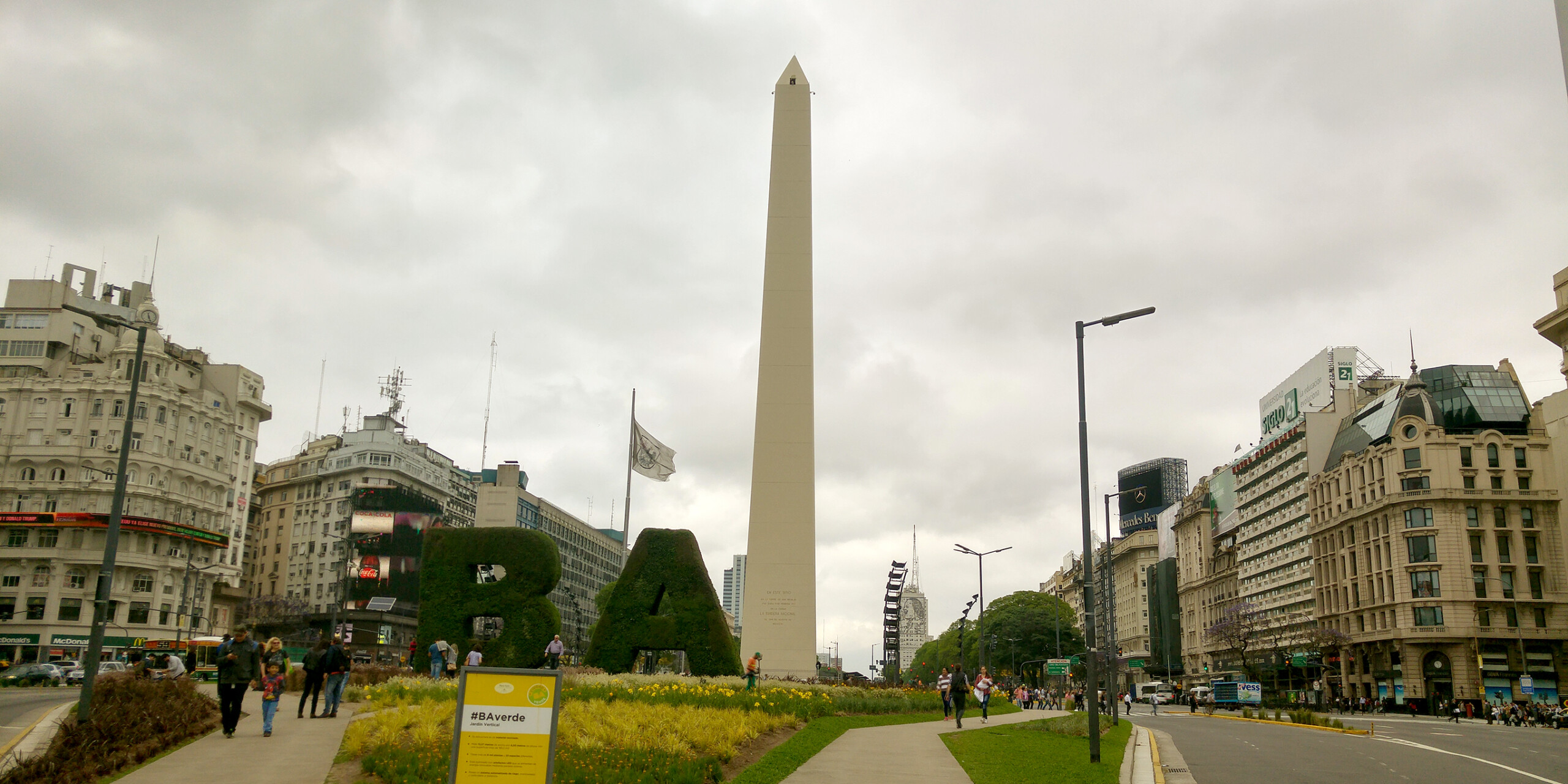 O Obelisco é um importante monumento histórico da cidade e tem 67,5 metros de altura.
